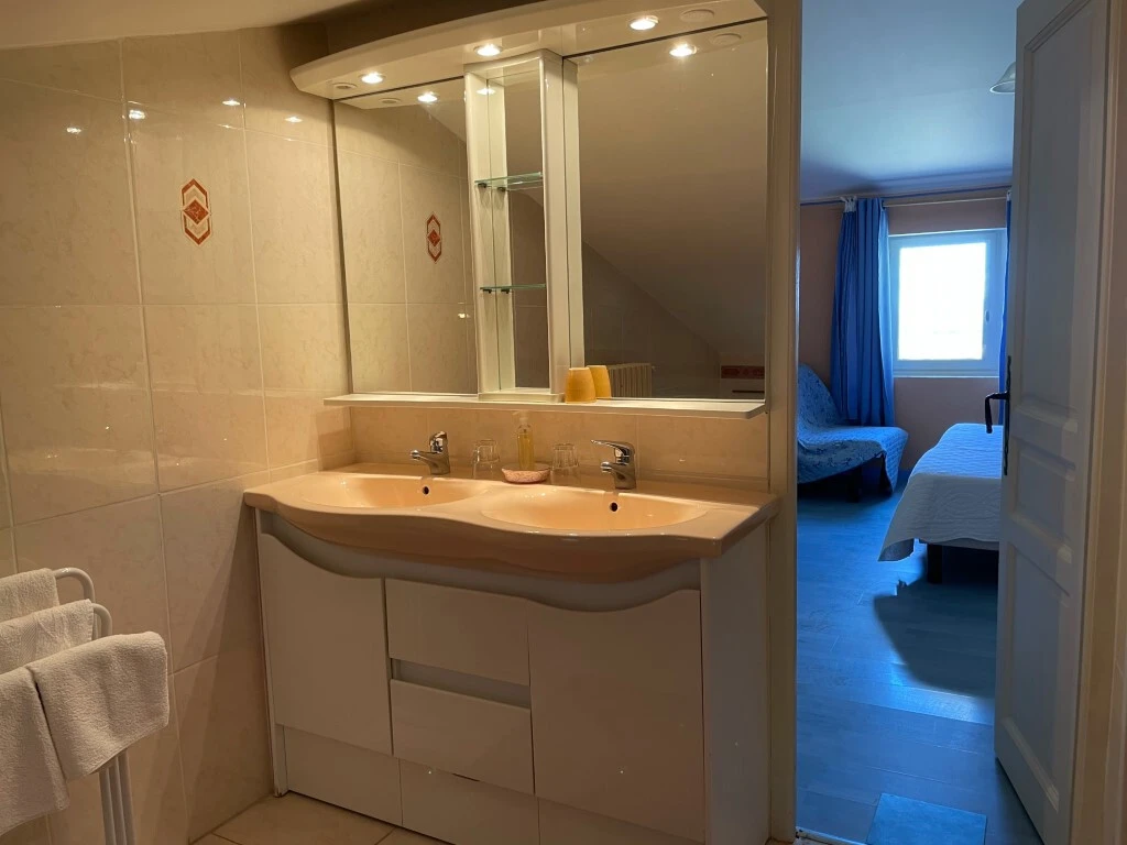 Salle d'eau moderne avec double vasque dans une chambre d'hôtes au Château de la Gabelle en Drôme provençale.