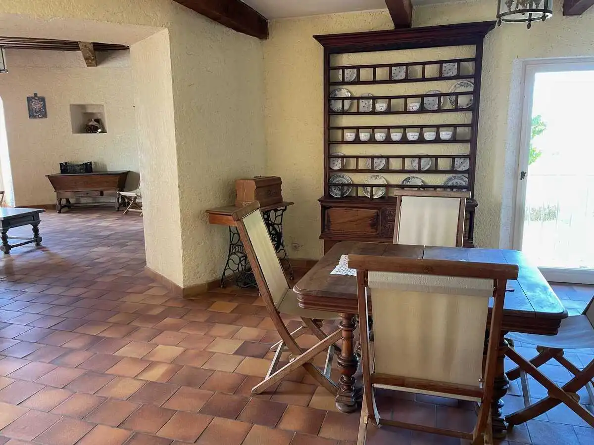 Salle à manger conviviale du Château de la Gabelle avec mobilier rustique et vaisselier ancien