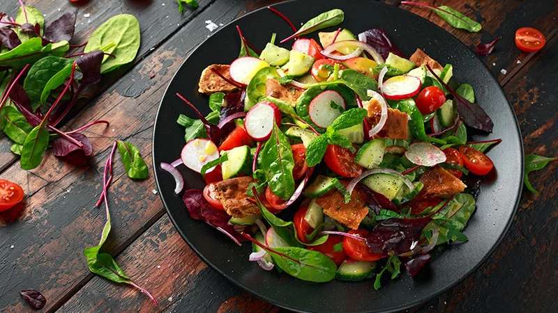 Salade fraîche et colorée servie à la table d'hôtes du Château de la Gabelle
